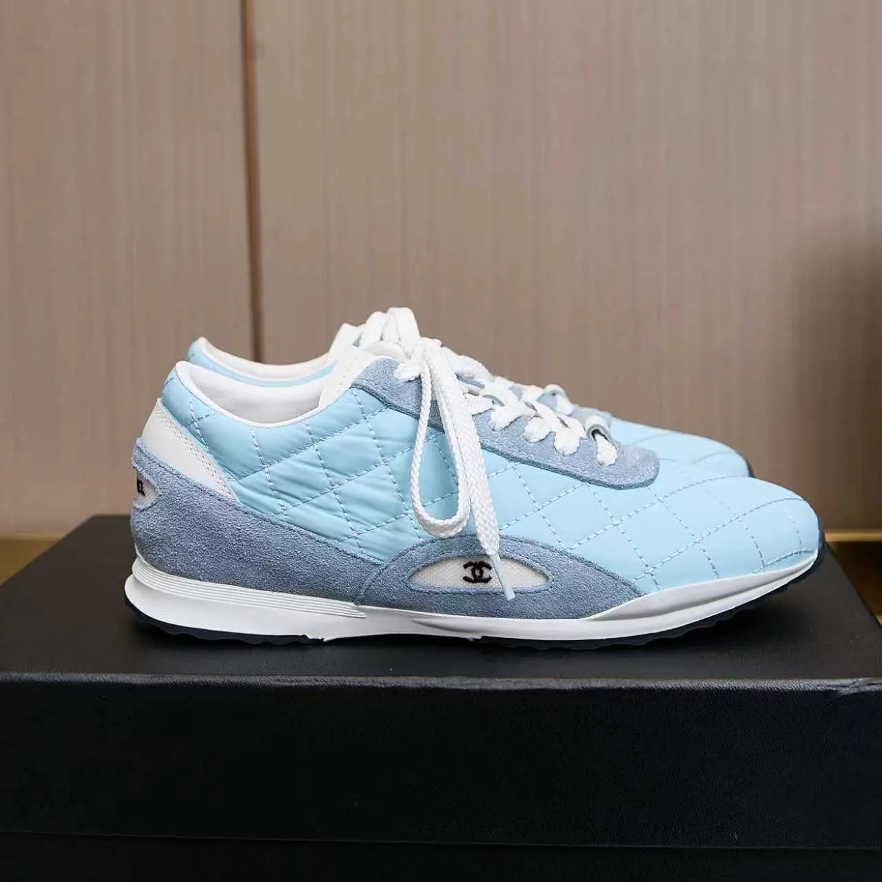 p560 Chanel Chanel - 2025 counter top casual sports shoes This classic design; the upper is electro-embroidered with a variety of techniques; the outsole is fashionable and sporty; the extraordinary inclusion of a variety of color matching elements... The diversified mix and match is very good-looking and versatile, casual, fashionable, sports and outdoor can be taken into account... ꫛꫀꪝ Go➫ Material: ❶Upper made of: original imported high silk cowhide suede ❷Inner use: Original imported breathable mesh ❸ Outsole based on: Original TPU combination outsole Counter boutique packaging complete set Female 35–41 Male 38-46